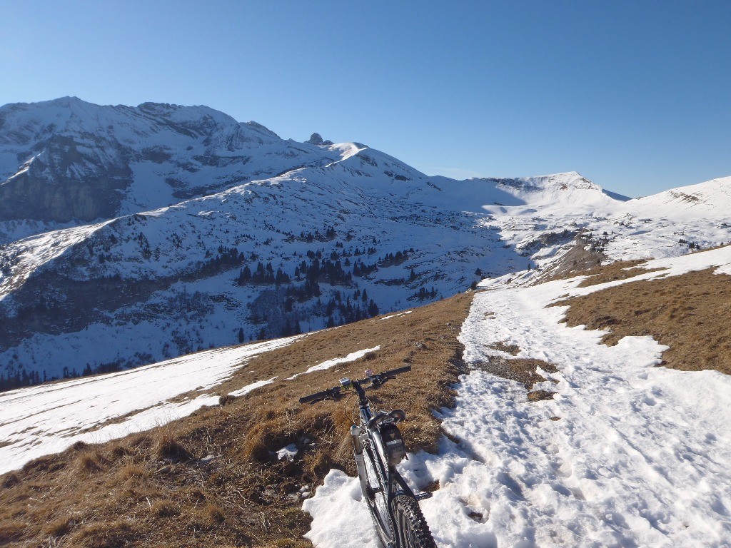 Les zones au sud, la neige a disparu ou presque. Sur la droite vue sur le Col de la Gueule à Vent.