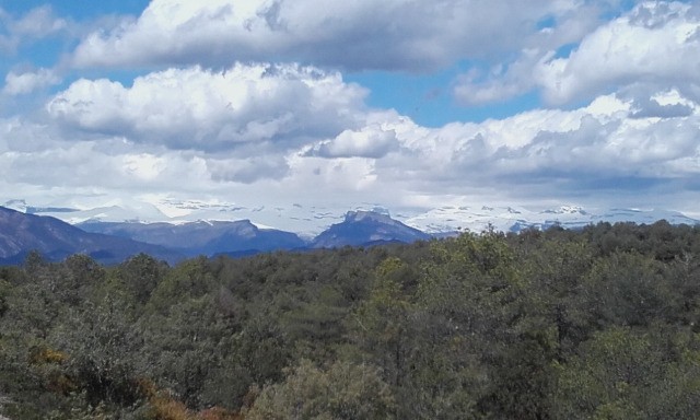 Là-bas, las tres Marias, les Cestrales, le Mondoto... Le Mont Perdu est dans les nuages.