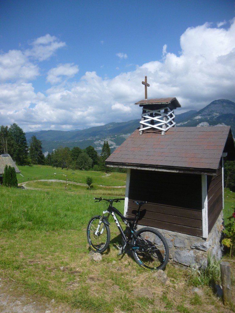 Aux chalets de Mont ferron, une mini chapelle