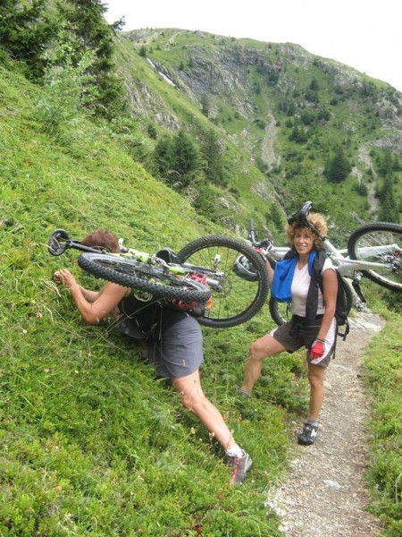 Marie et Chriss : Pause myrtilles... et sans poser le vélo!