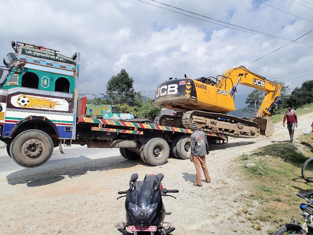 Méthode népalaise pour charger un tracto-pelle...
Indestructibles ces camions "Tata" !!!