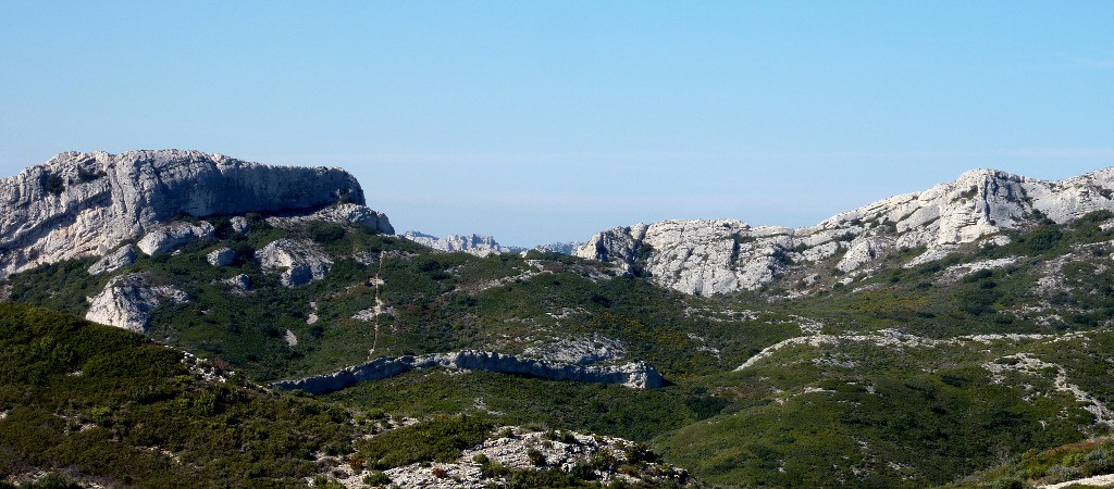 #4 Les Grands Calans et les Baux tout au fond Les Grands Calans et les Baux tout au fond
