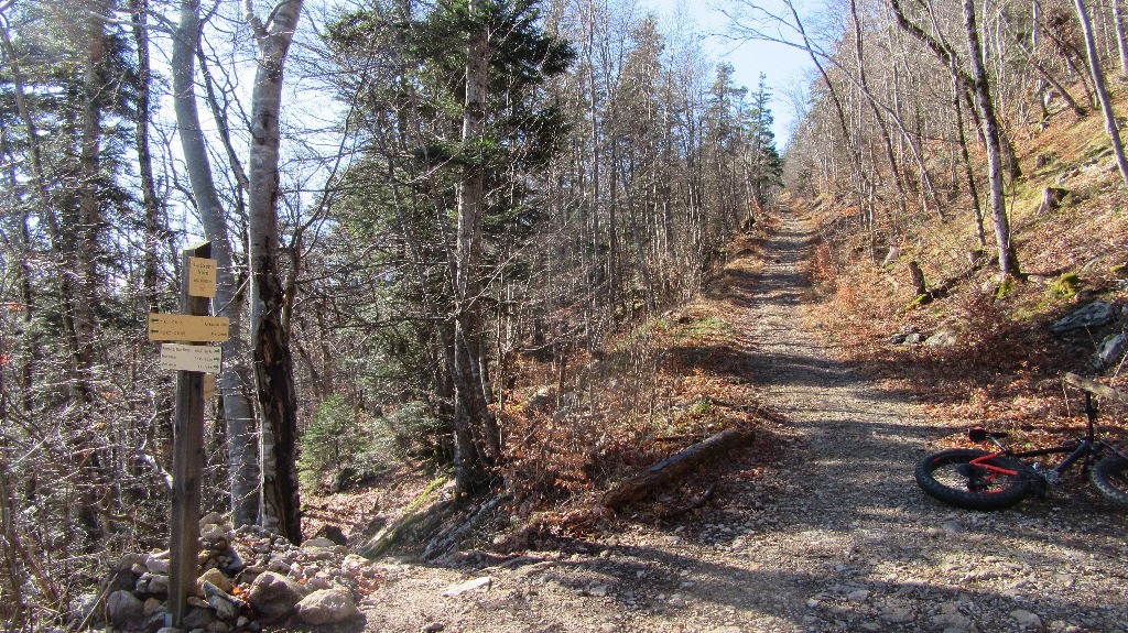 #5 A gauche vers les Contrebandiers, en face la suite des rampes vers la plateforme du téléphérique, portage à droite A gauche vers les Contrebandiers, en face la suite des rampes vers la plateforme du téléphérique, portage à droite