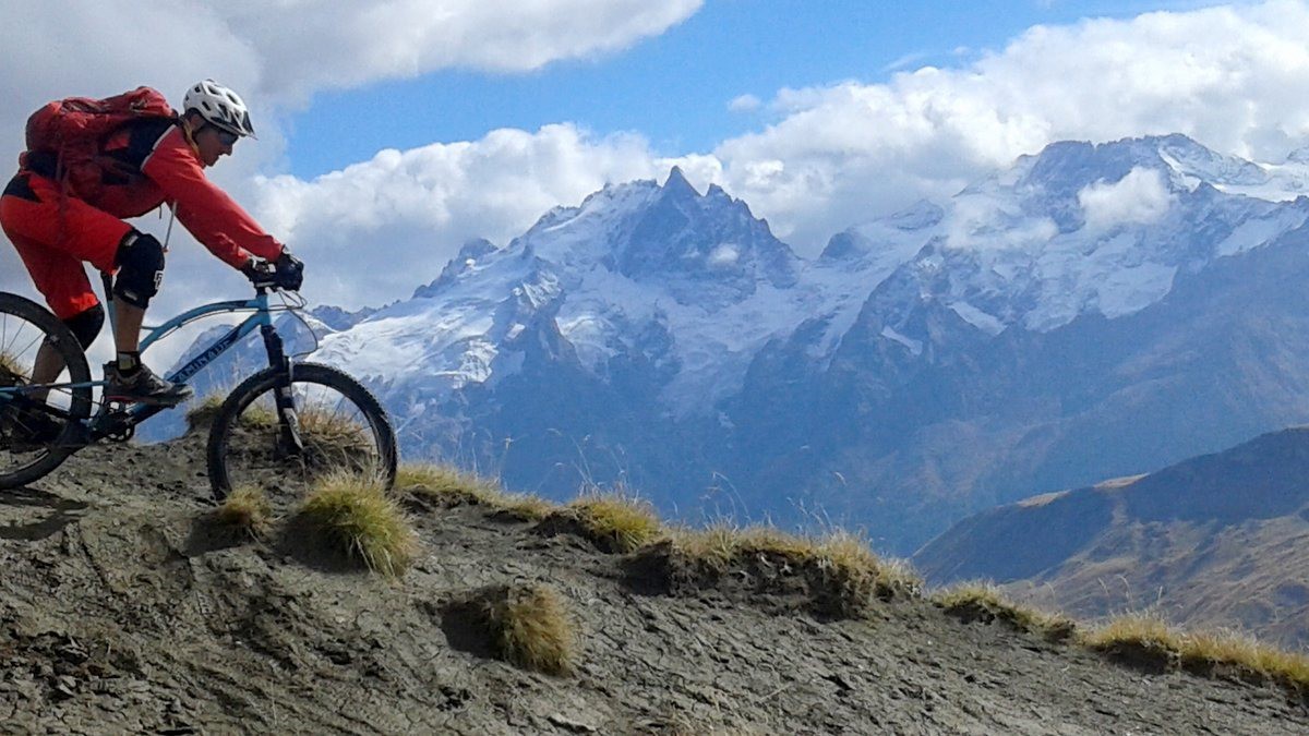 Henri sur fond de massif de la Meije