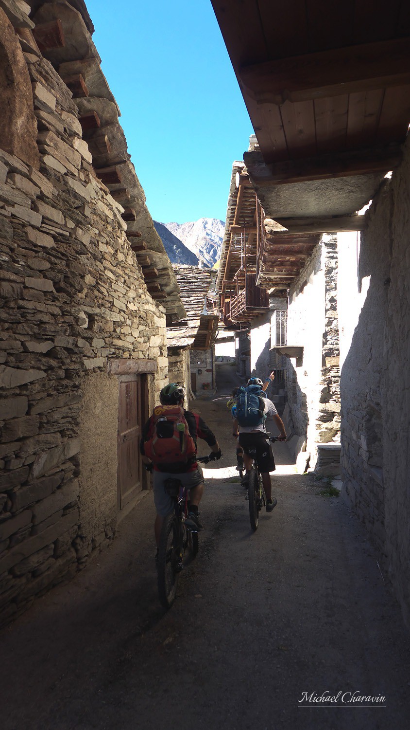 Passage dans le hameau de Chiazale