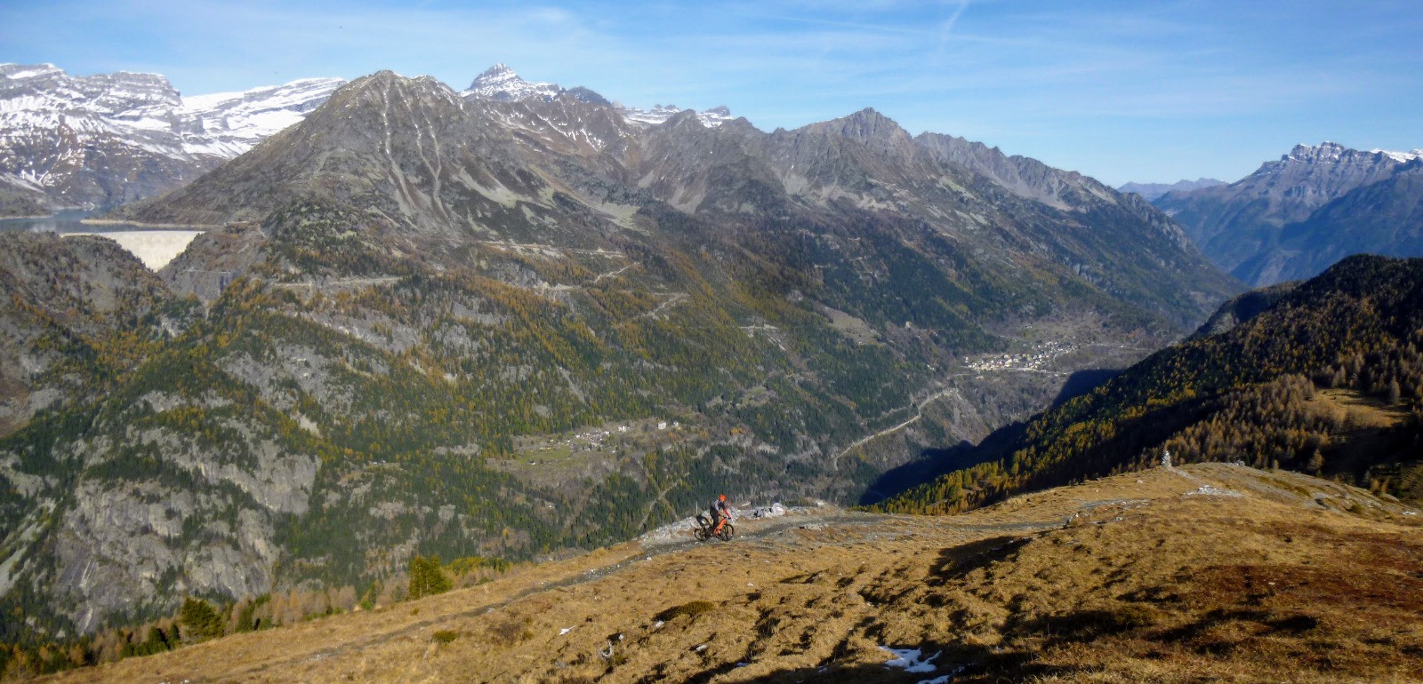 Côté Suisse : Barrage et lac d'Emosson / Finhaut et au loin la Dent de Morcles