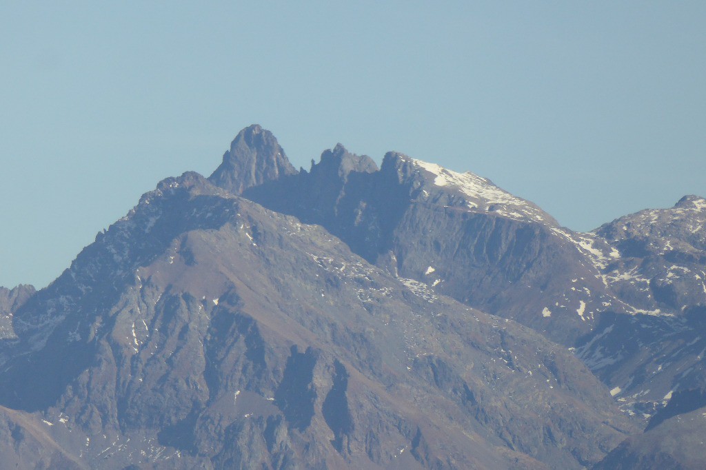 Petit zoom sur les Trois Pics.
Pour une rando à ski à la Croix de Belledonne il va falloir attendre encore un peu!