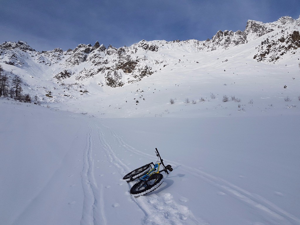 La Parsa, petite couche de neige fraiche sur les pistes de ski qui sont damées.