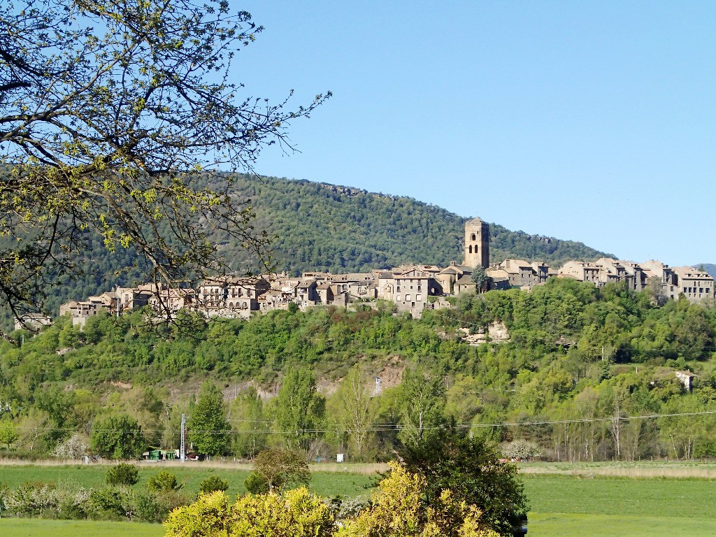 Le Vieux Village d'Ainsa bien séparé de la ville basse.