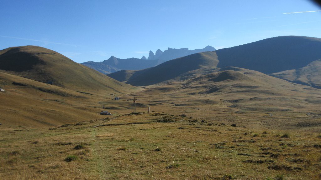 Depuis le Col Saint Georges, le Plateau d'Emparis, les aiguilles d'Arves au fond
