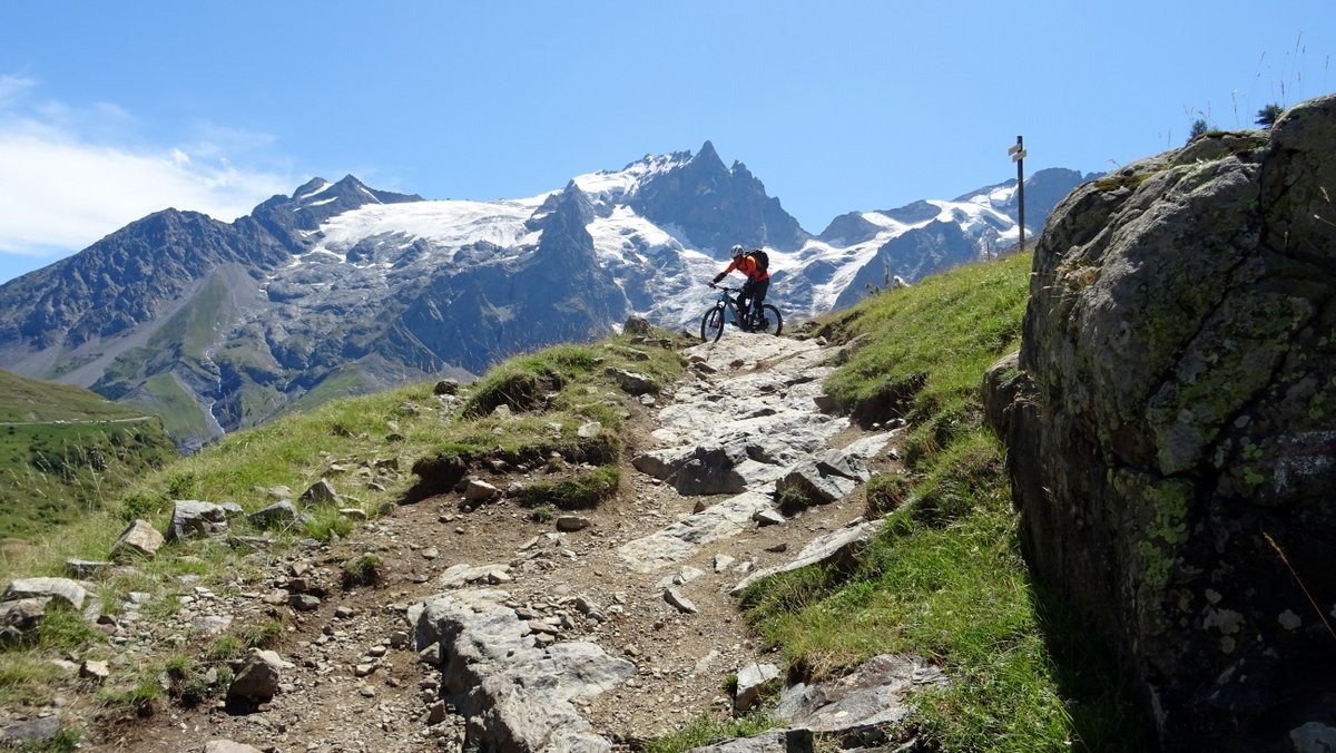 sentier beau mais cassant