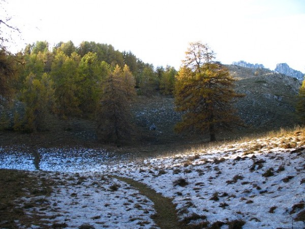 Sentier montée : reste de neige, Aiguilles de Chabrière au fond