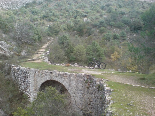 Pont : Pont sur le ruisseau de Galambert.