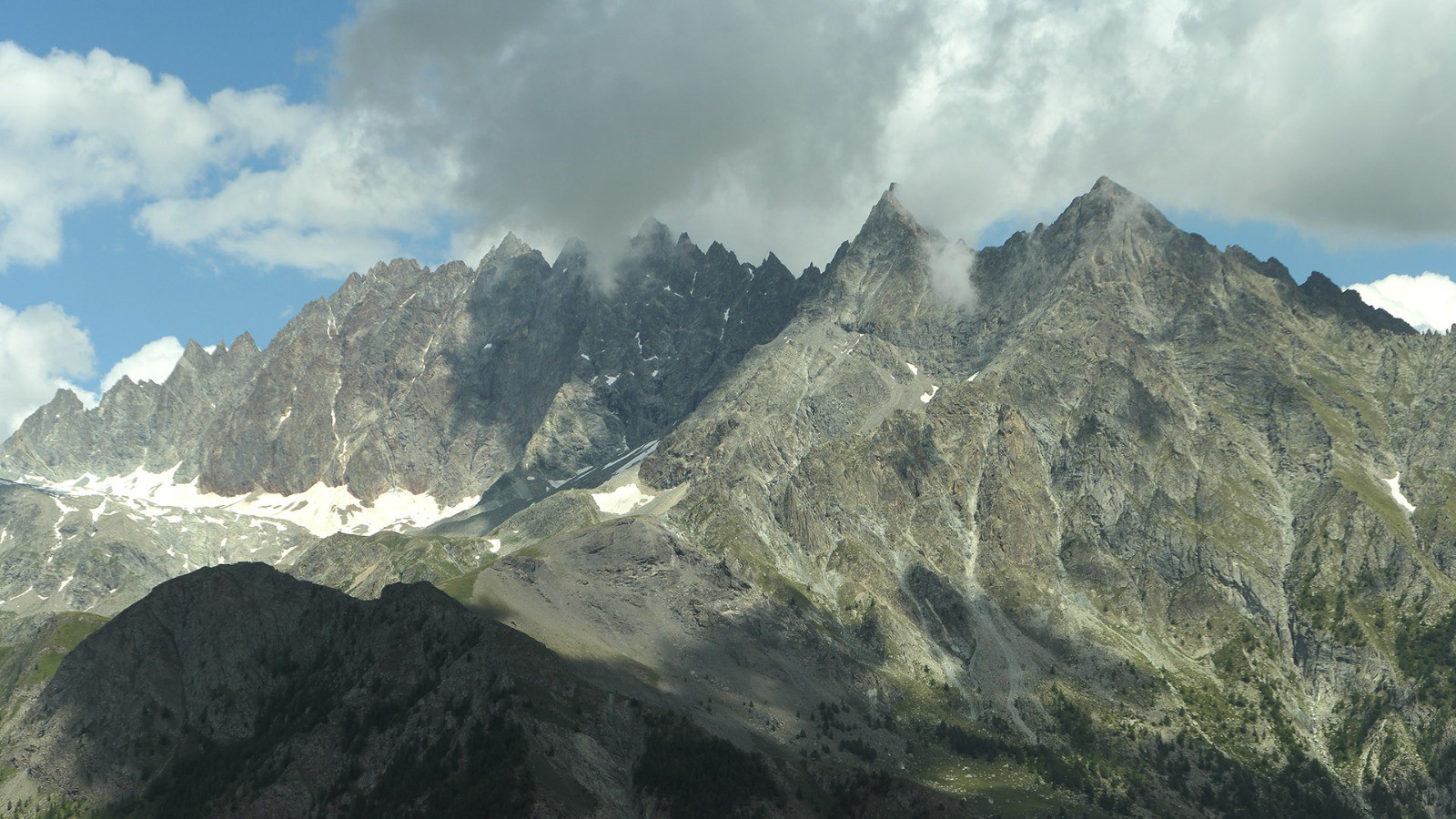Vue sur les hautes crêtes découpées à l'est qui courent du Becca de Faudery au Mont Berrio.