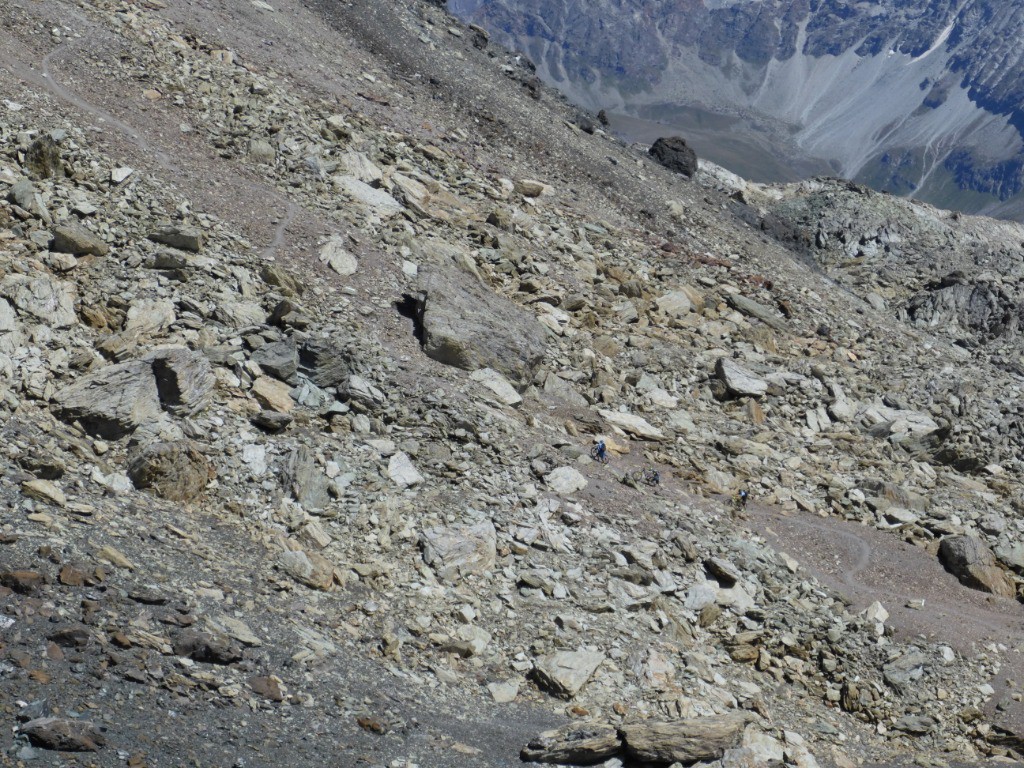 3 courageux poussent le vélo sur le sentier du Mt de l'Etoile