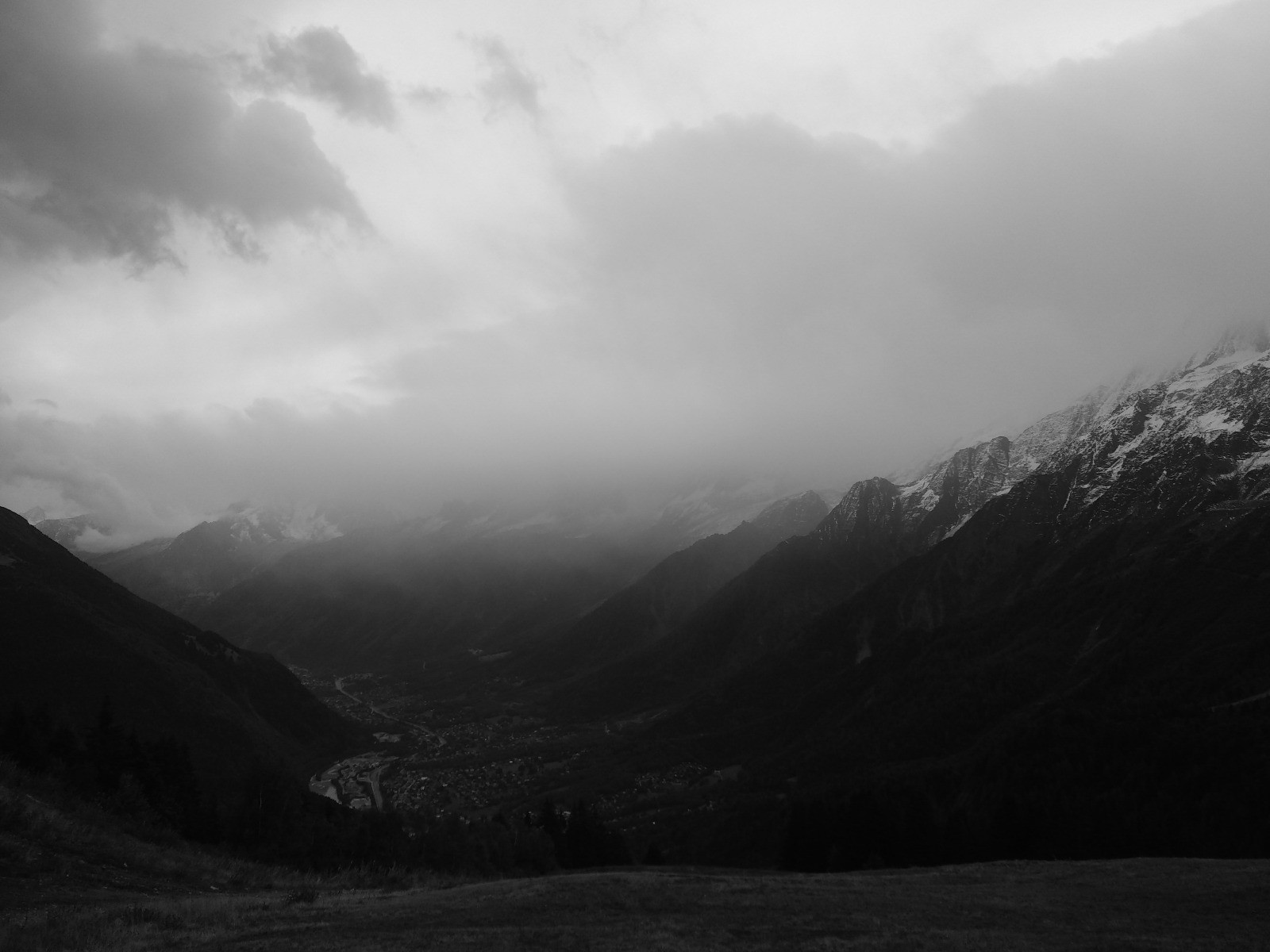Vallée de Chamonix dans les nuages.