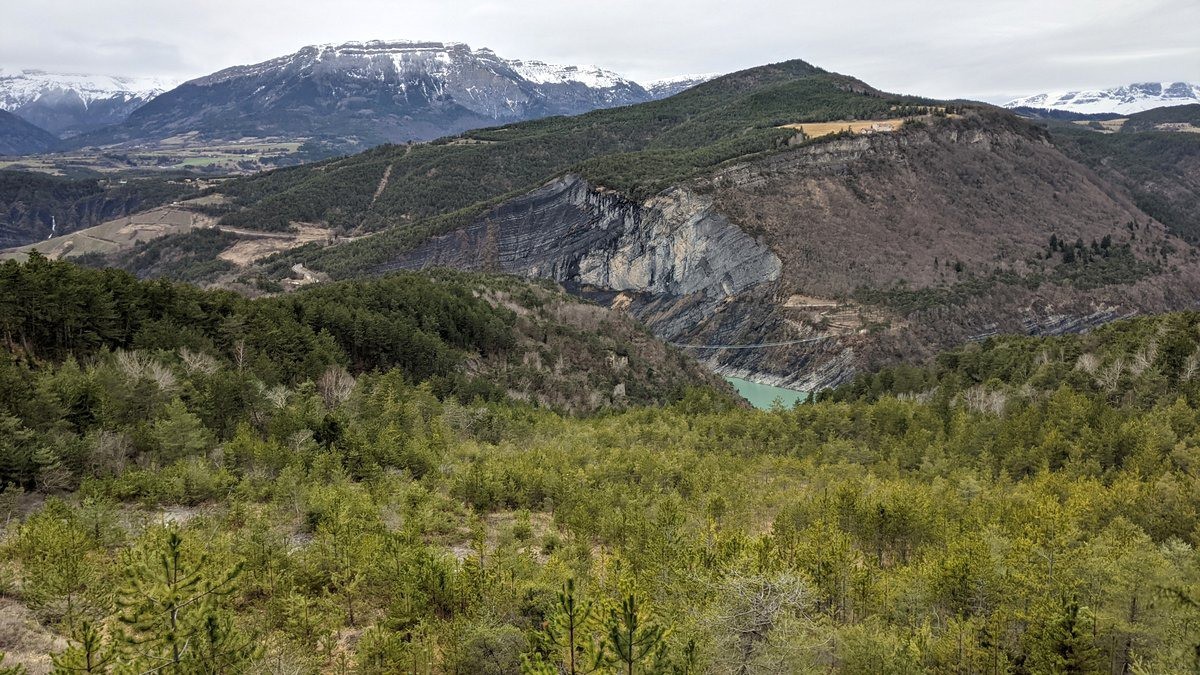 #5 Passerelle de l Passerelle de l'Ébron et au dessus, domaine du Clos en bord de falaise. Le Pas du Berlioz passe à la pointe de la ravine (triangle roche claire).