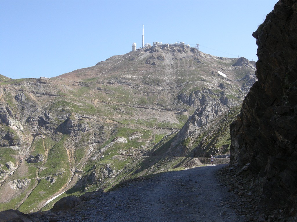 Le pic et son observatoire depuis la piste entre le Tourmalet et le col de Sencours