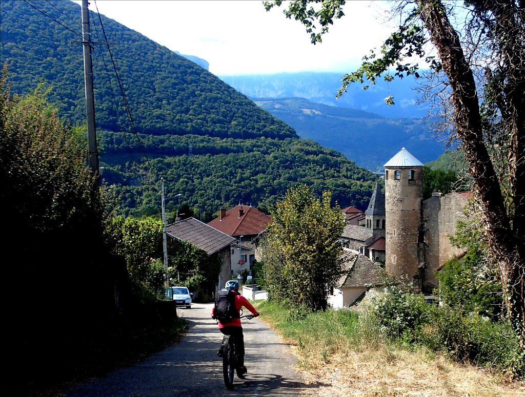 #16 Le château et l Le château et l'église de St Georges de Commiers