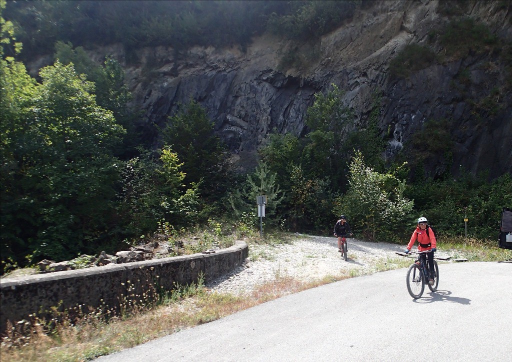 #10 La sortie du sentier sur le barrage... La sortie du sentier sur le barrage...