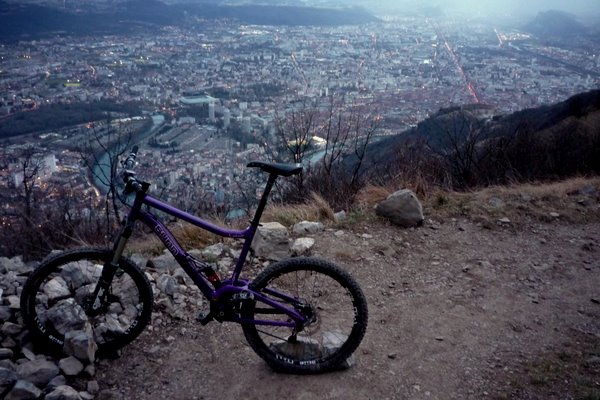 Bike et Grenoble : Toujours un régal de dominer Grenoble et le bike est impatient de s'amuser dans la desc ;-)