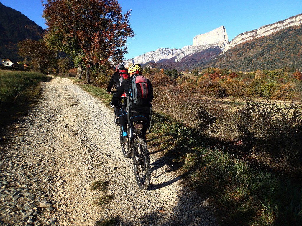 Sous le regard du Mont Aiguille...