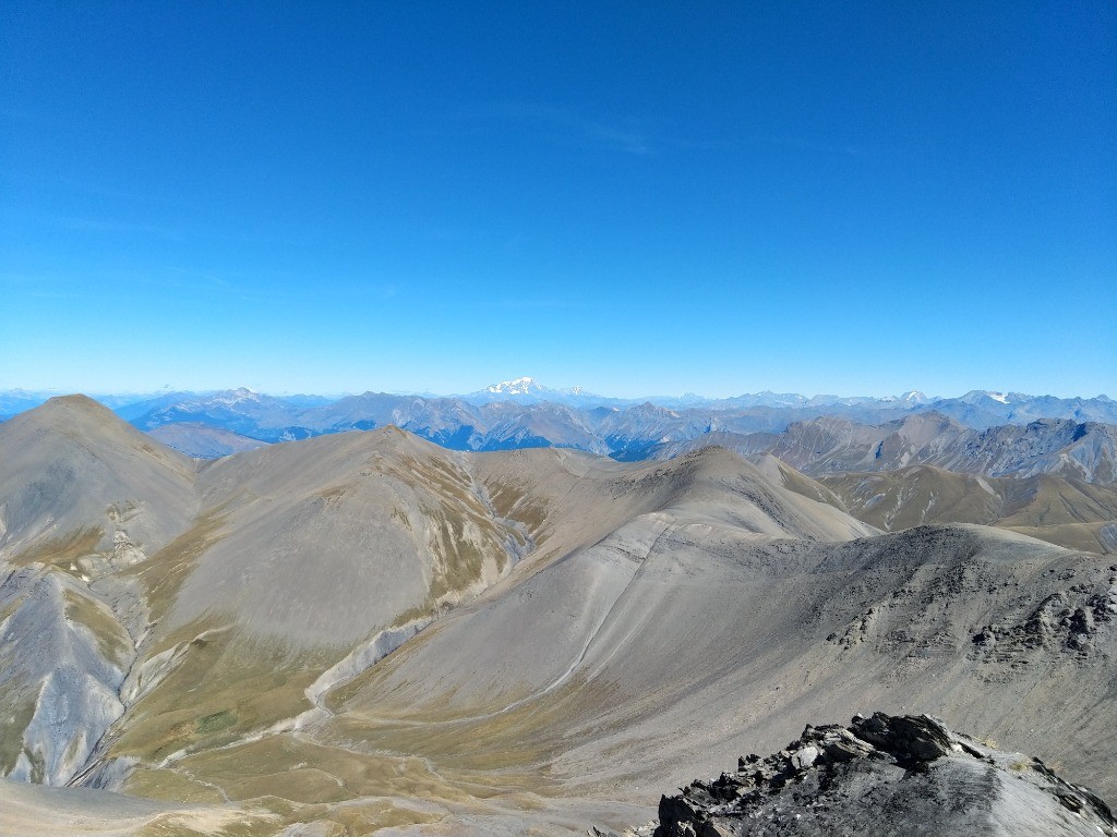#7 Décor bien lunaire avec au fond le mont blanc Décor bien lunaire avec au fond le mont blanc