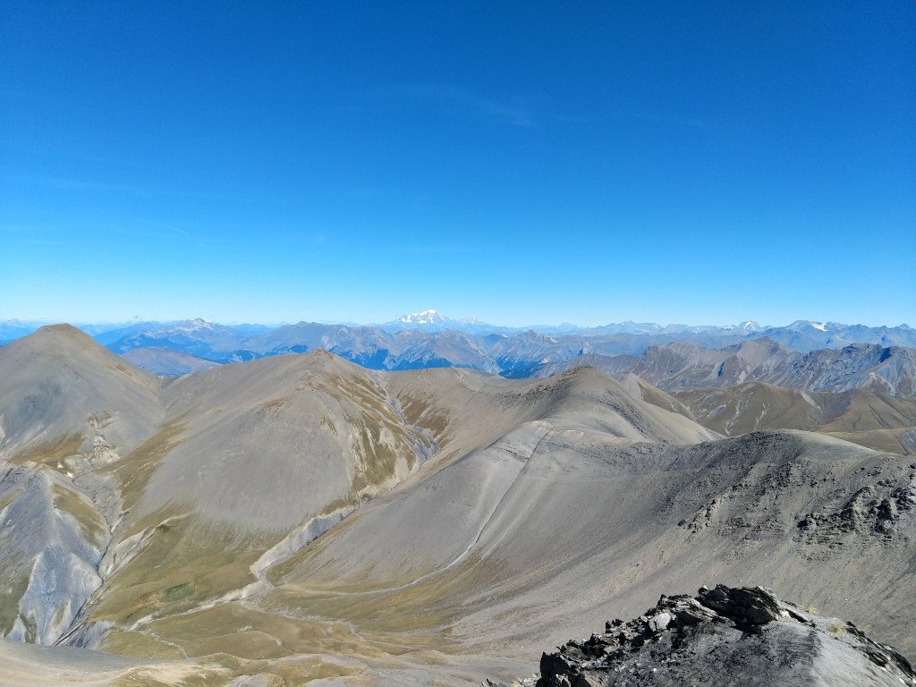 Décor bien lunaire avec au fond le mont blanc