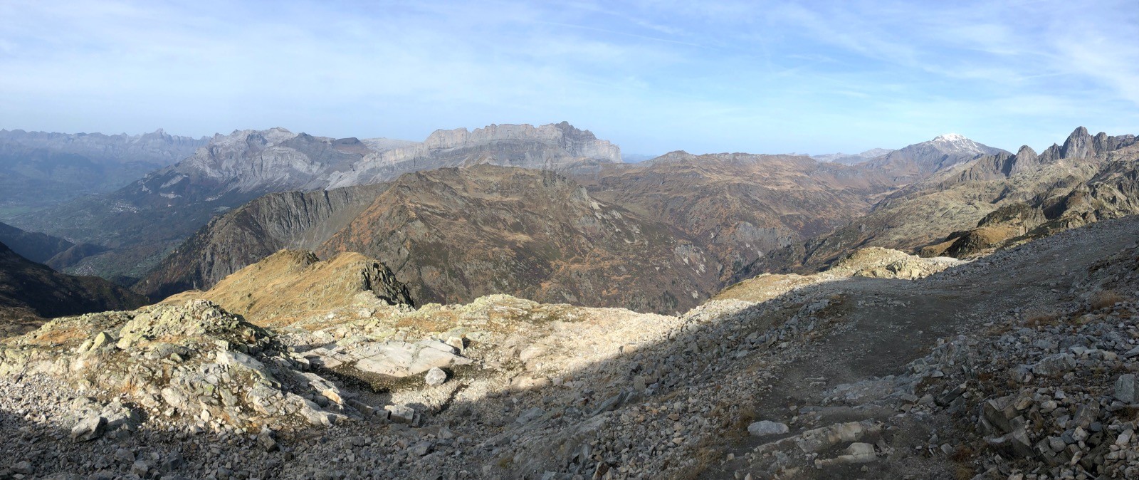 Panorama du sommet du Brévent côté Arve : Aravis et Fiz