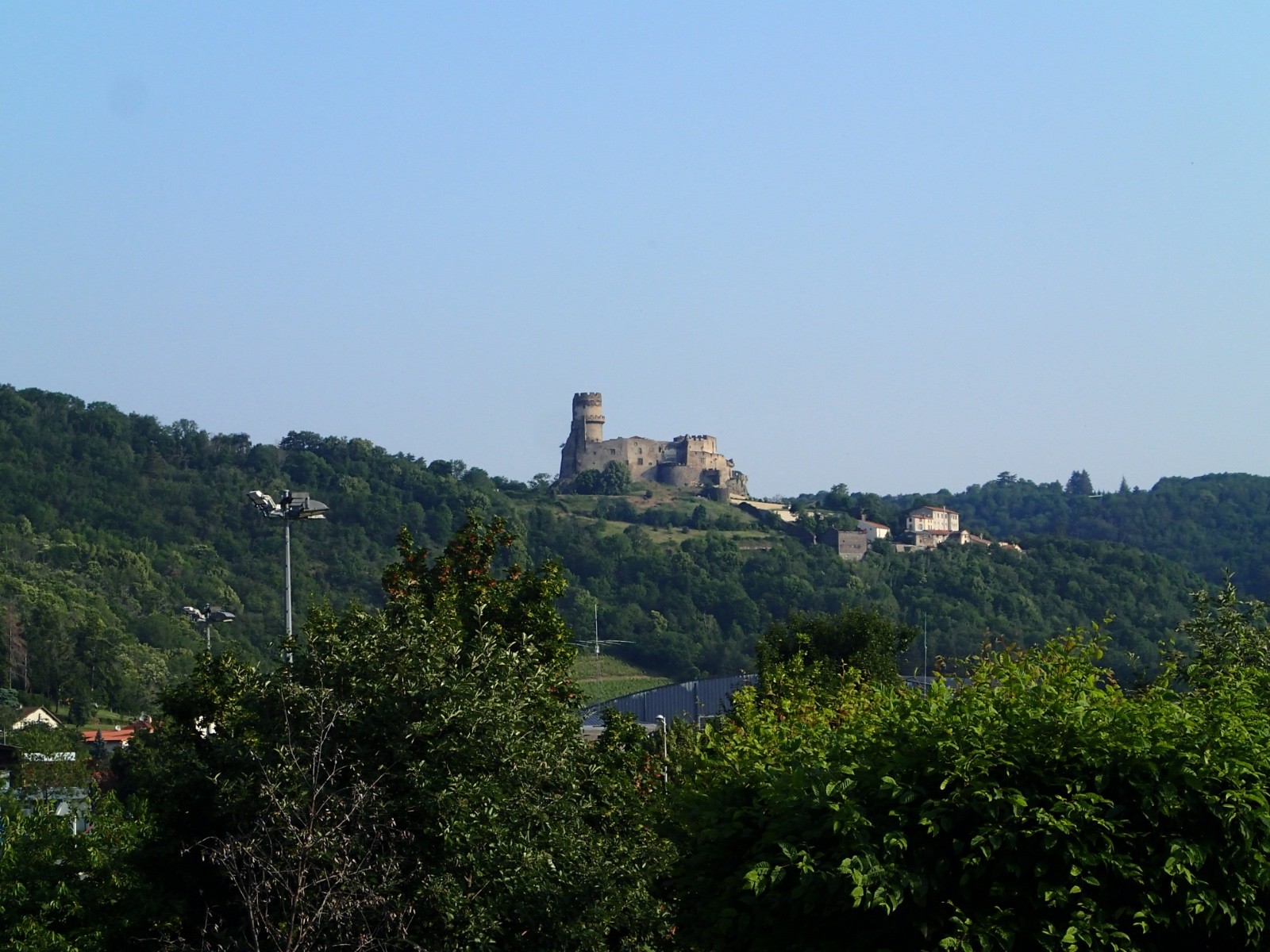 Le château de Tournoël domine Volvic...