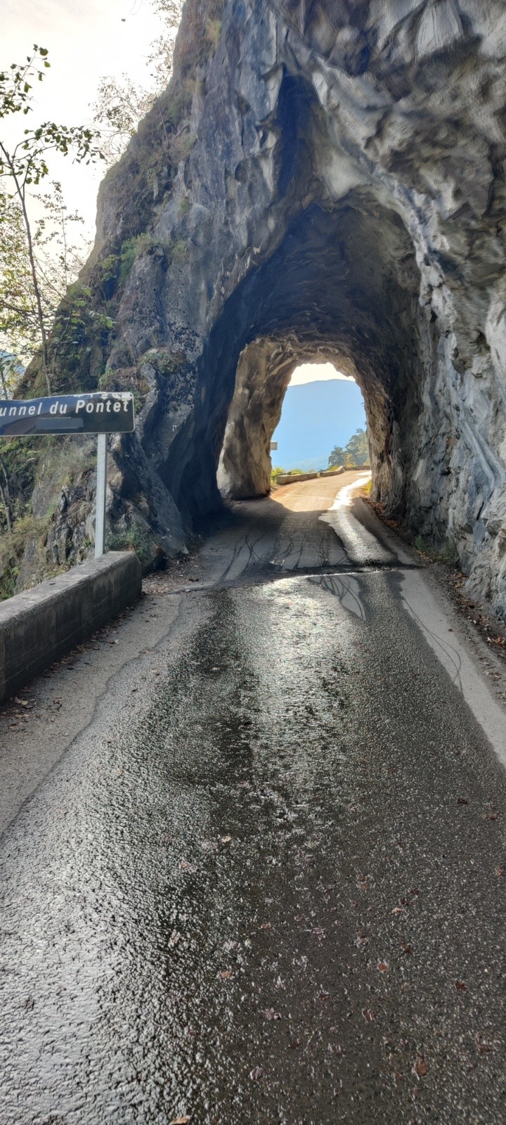 Premier des multiples tunnels de la route de montée vers Villard Notre Dame 