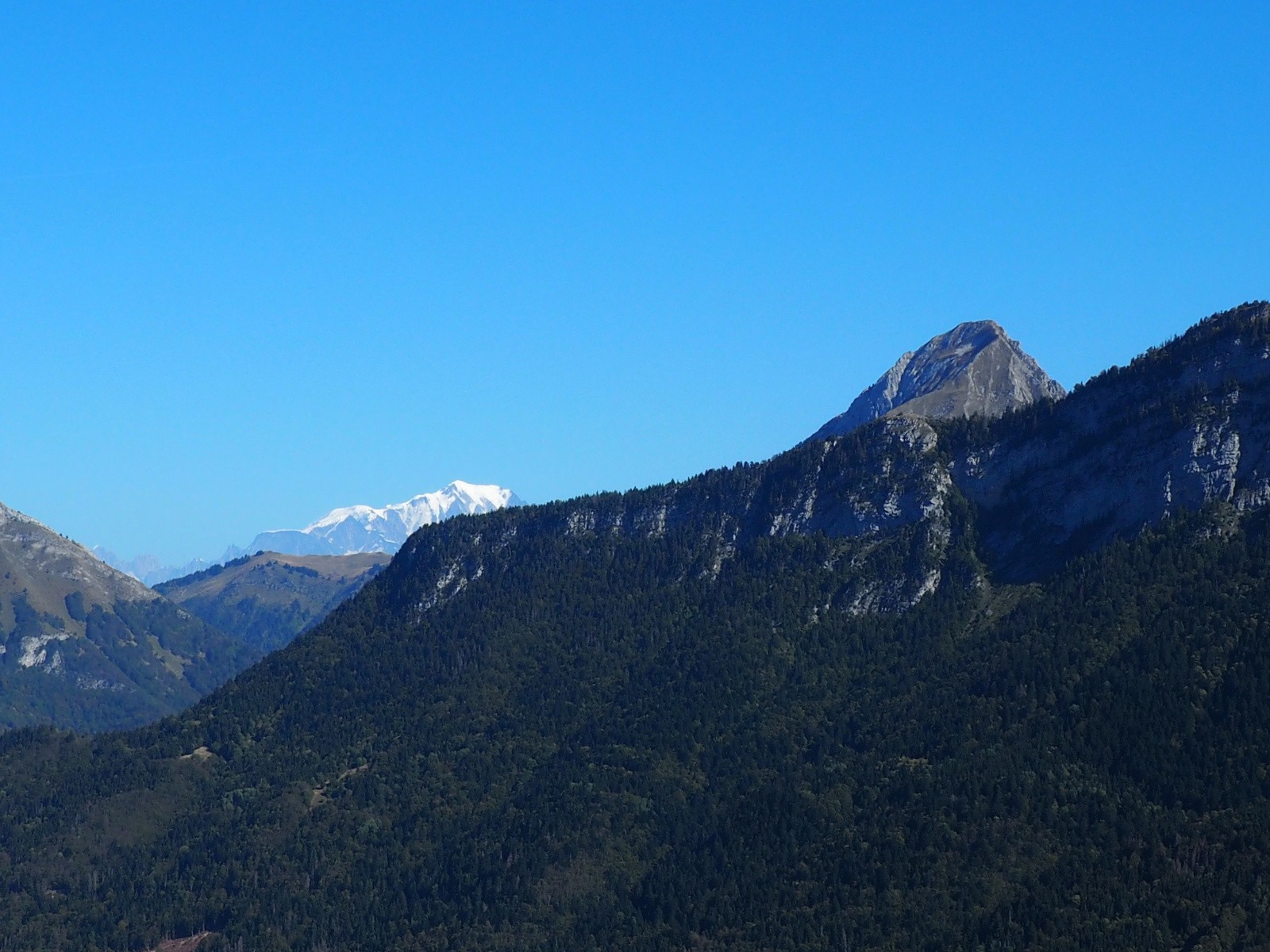 Le Mont Blanc sort derrière le Péclot