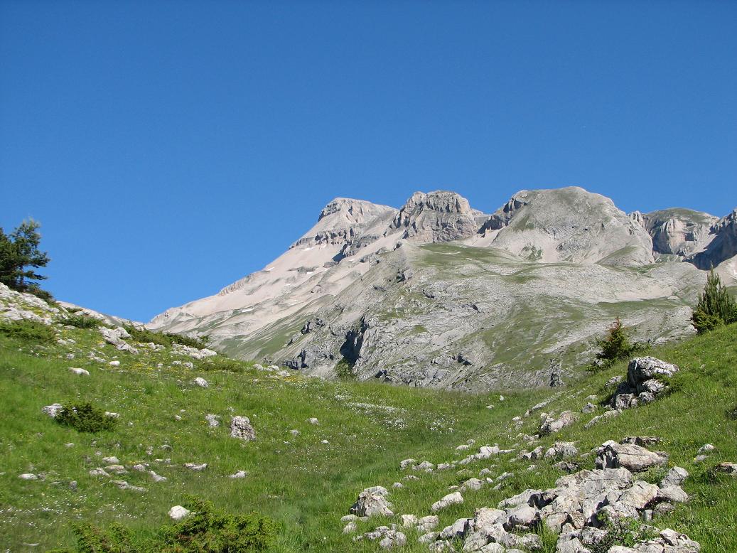Montée : Presque face au Grand Ferrand, géant du Dévoluy (2759 m).