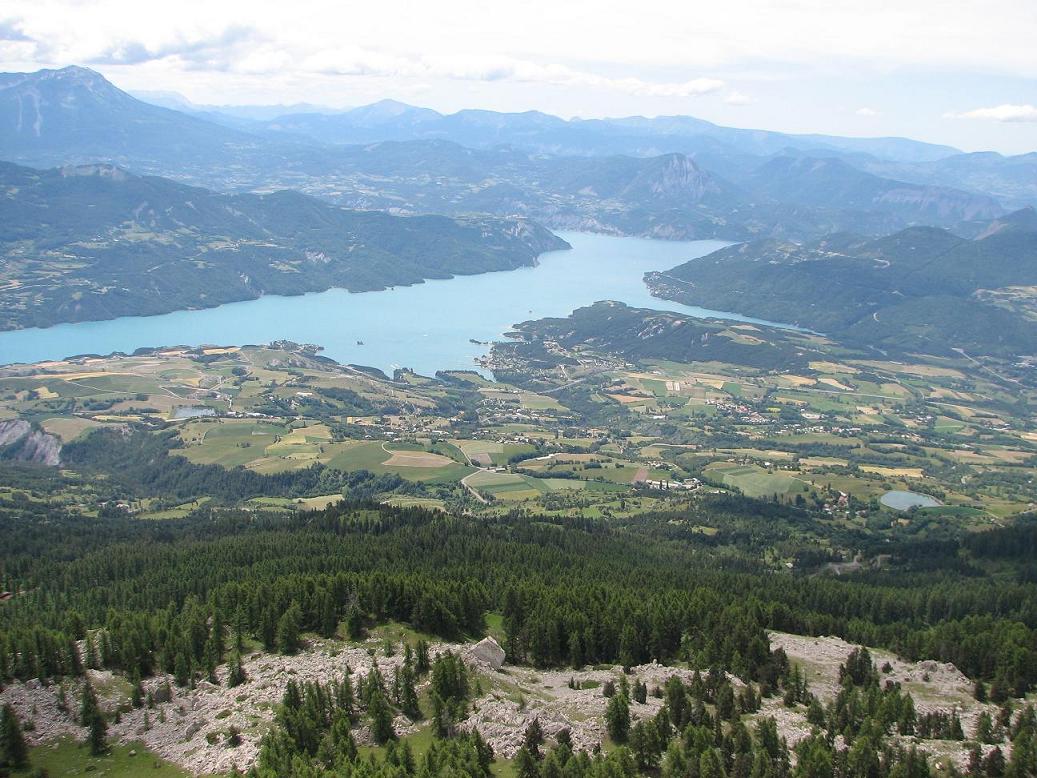 Aiguilles de Chabrières : Vue sur le lac de Serre-Ponçon et l'ouest des Hautes-Alpes depuis la table d'orientation.
