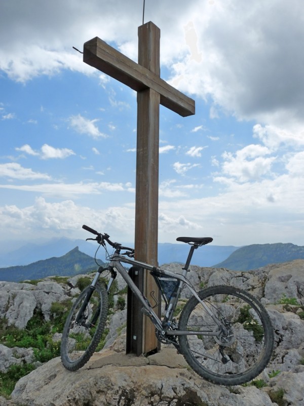 Croix du sommet : Croix du sommet avec le vtt qui veut déjà partir en direction de la Pinéa.