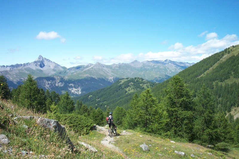 Col de Pré Fromage : En face, le Pic de Rochebrune et le col Péas à sa droite
