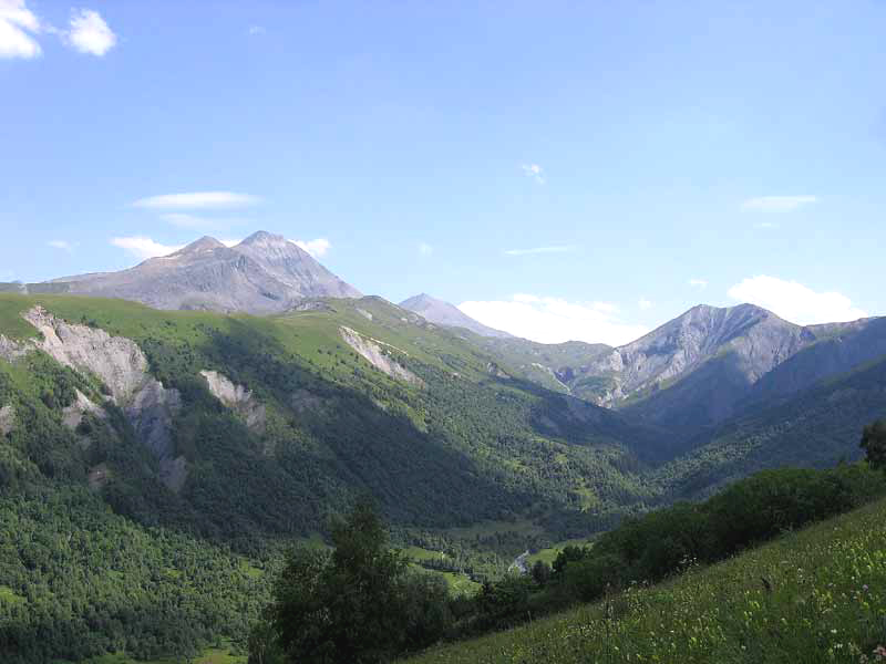 vallon de l'Arvettaz : col d'Ornon à gauche, Pravel en fond de vallon et le col des Prés Nouveaux au dessus