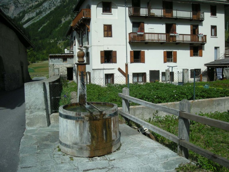 Arvieux : la fontaine : La fontaine traditionnelle comme une respiration, et la montée en route forestière commence