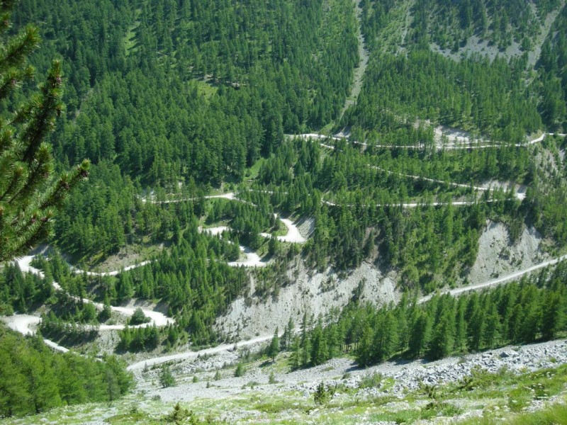 Crête de l'Echette : Tout en bas en de nombreuses épingles la piste de montée au Col de Furfande avec Arvieux en fond de vallon