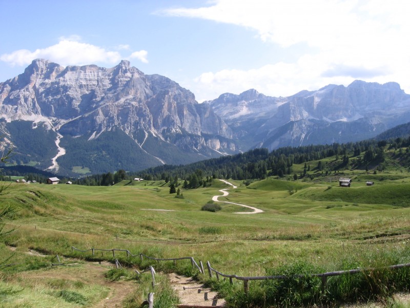 Dolomites-Pralongia : Belle descente sur San Cassiano (montée plus facile aussi) pour les moins aguerri(e)s.
En fond, le Gruppo des Tofanes.