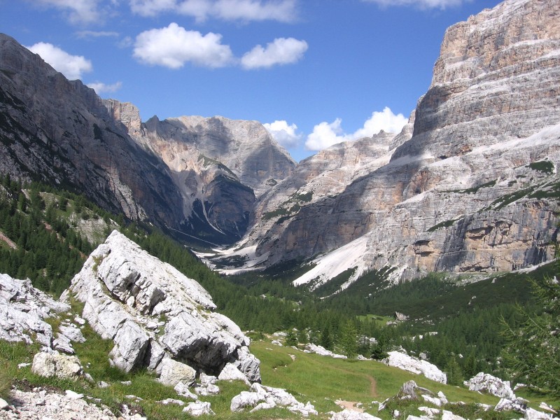 Dolomites-Forca Lagazuoi : Le sentier descend lentement le Val Travenanzes et franchi plusieurs gués plus bas.