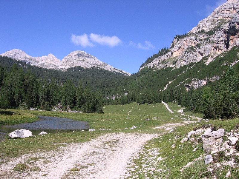 Dolomites-Forca Lagazuoi : Partie supérieure bien roulante du Val di Fanes.