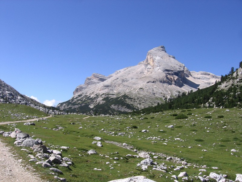 Dolomites-Forca Lagazuoi : Toujours cette belle piste avant de mettre la poignée en coin dans le Gran Plan. Piz Taibun.