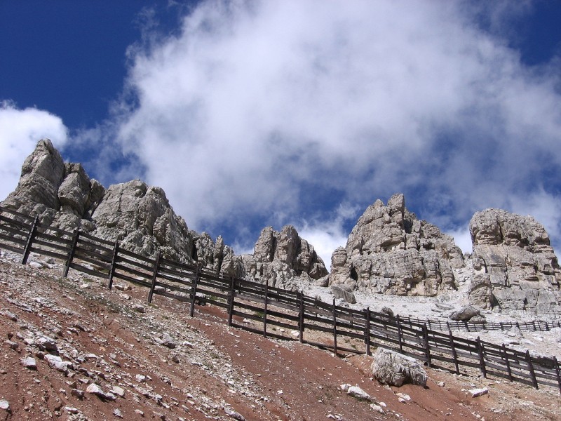Dolomites-Forca Lagazuoi : Les pare-avalanches, houla, ça sent bon le monotrace, ça...