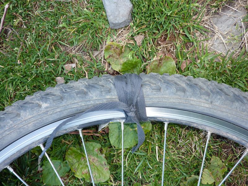 Arzelier : pneu déchiré à 5 km du but, réparation de fortune