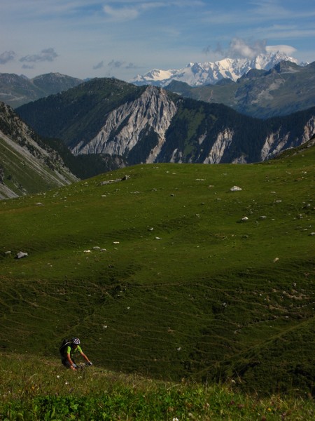 Vallée des Avals : Montée paisible face au Mont Blanc.