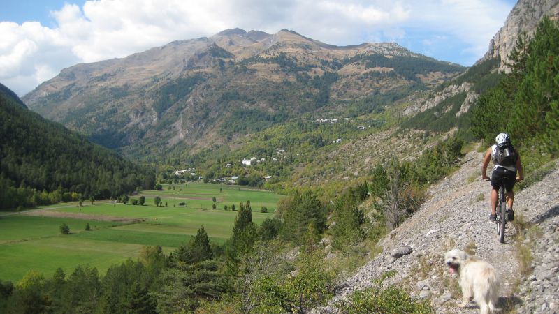 Seconde montée : La vallée de Freyssinière est encore étonnament verte !