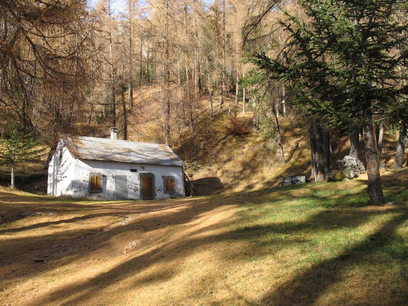Cabane de Joubelle : le grenier peut servir d'abris toute l'année.