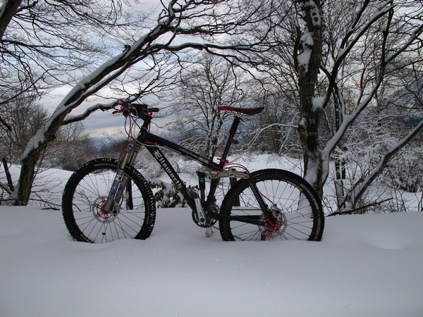 le velo : vélo dans la Neige sur la Cuche