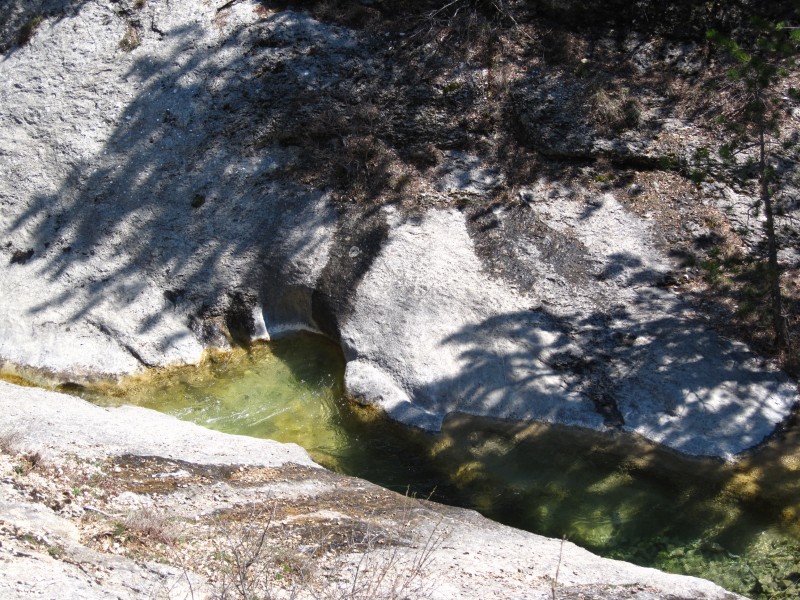 Le Riou : Au fond la gorge du Riou avec ses vasques turquoises en eaux limpides